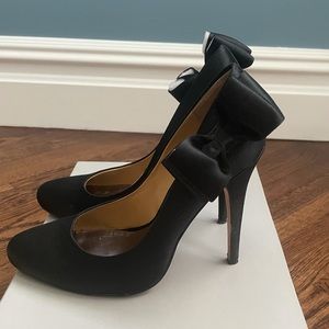 Badgley Mischka black satin pump with bow
